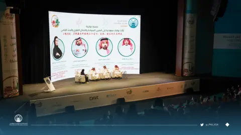 كلية اللغات تُنظِّم لقاء 